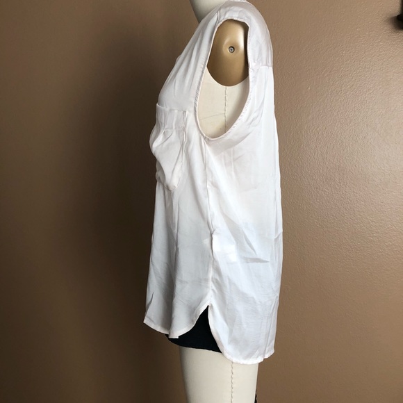 💙 Off-White Button Up V-Neck Top - Picture 2 of 7